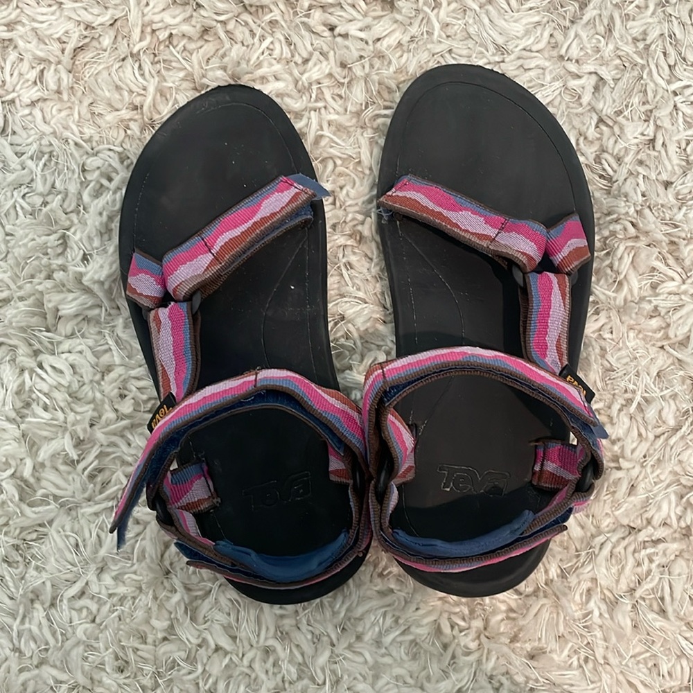 Girls size 4 Teva’s. Fit women’s size 6.5.